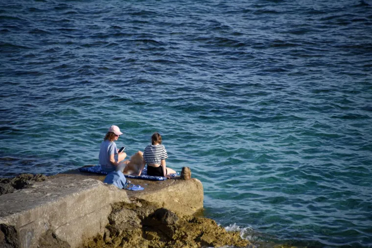 Lijepo vrijeme izmamilo kupače na plaže, pogledajte kako ljudi guštaju u Puli