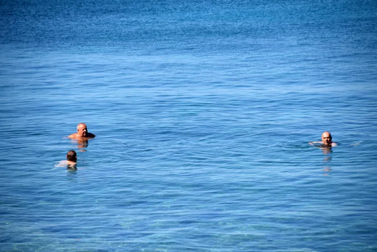 Lijepo vrijeme izmamilo kupače na plaže, pogledajte kako ljudi guštaju u Puli