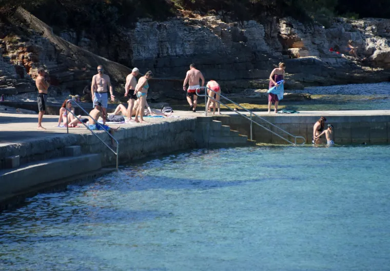 Lijepo vrijeme izmamilo kupače na plaže, pogledajte kako ljudi guštaju u Puli