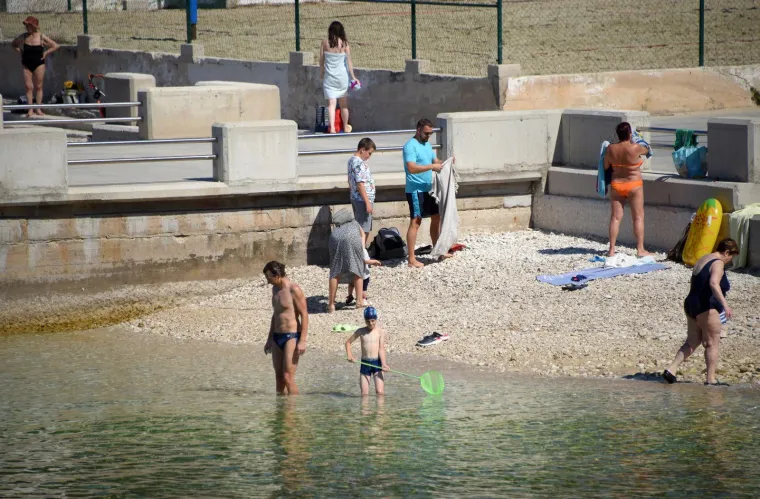 Lijepo vrijeme izmamilo kupače na plaže, pogledajte kako ljudi guštaju u Puli