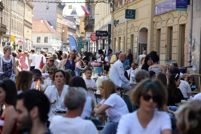 Od kućnog broja 83 do 89 se danas do 16 sati proteže izložba studenata Akademije likovnih umjetnosti &quot;PLATI&amp;NOSI&quot;