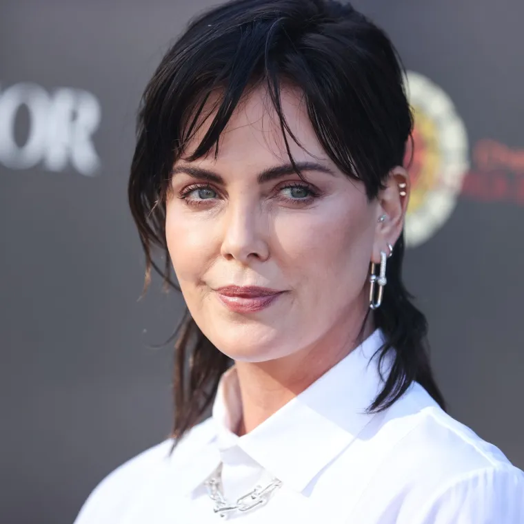 Charlize Theron debitirala je s hrabrom rock &apos;n&apos; roll frizurom dok je nazočila kvartovskom partyju naziva Africa Outreach Project 2022.