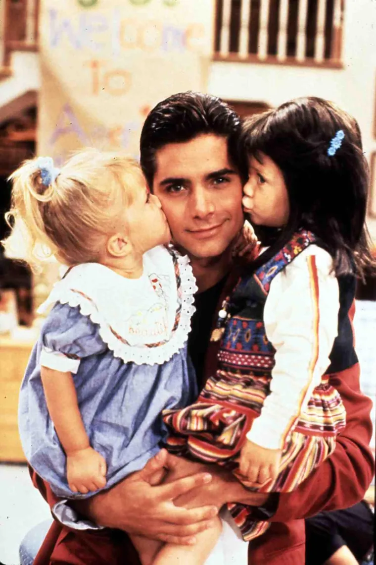 Mary-Kate i Ashley postale su modne ikone i stalno se pojavljuju u časopisima o slavnim osobama. Mary-Kate je u prošlosti imala problema s poremećajima hranjenja, a imala je i sukob s Paris Hilton zbog bivšeg dečka Stavrosa Niarchosa. Mary-Kate se također smatra jednom od predvodnica boho-chic izgleda (često nosi široke veste, prevelike sunčane naočale i miješa high-end i low-end artikle). Čak su pokrenule i vlastitu modnu liniju pod nazivom &apos;The Row&apos; i izdale Home Essentials kolekciju namještaja. 