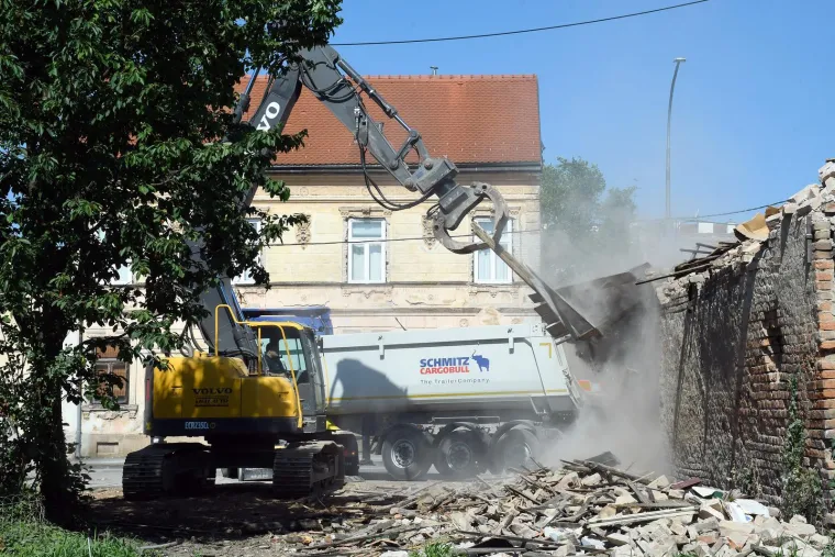 Te&scaron;ka mehanizacija uklanja ostatke u potresu o&scaron;tećene kuće u Sisku