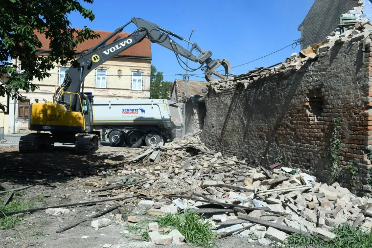 Te&scaron;ka mehanizacija uklanja ostatke u potresu o&scaron;tećene kuće u Sisku