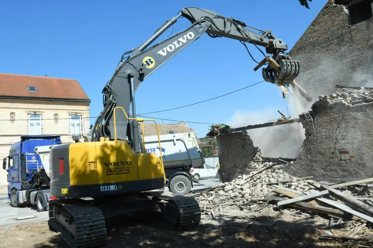 Te&scaron;ka mehanizacija uklanja ostatke u potresu o&scaron;tećene kuće u Sisku