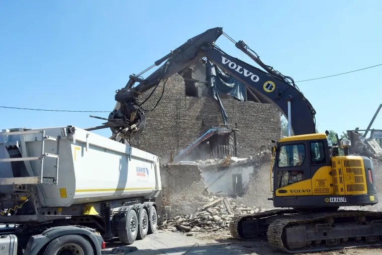 Te&scaron;ka mehanizacija uklanja ostatke u potresu o&scaron;tećene kuće u Sisku