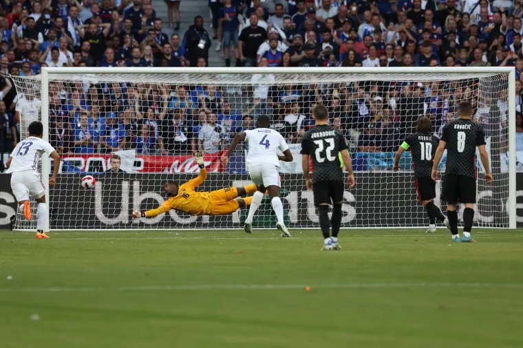 Pogledajte trenutak kada je Modrić &scaron;okirao i u&scaron;utkao tisuće nabrijanih Francuza. Vratar Tricolora nije imao &scaron;anse