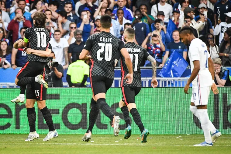 Pogledajte trenutak kada je Modrić &scaron;okirao i u&scaron;utkao tisuće nabrijanih Francuza. Vratar Tricolora nije imao &scaron;anse