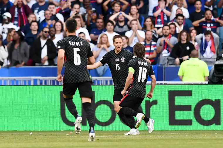 Pogledajte trenutak kada je Modrić &scaron;okirao i u&scaron;utkao tisuće nabrijanih Francuza. Vratar Tricolora nije imao &scaron;anse