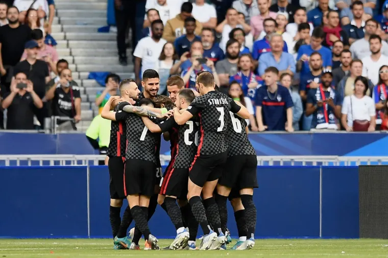 Pogledajte trenutak kada je Modrić &scaron;okirao i u&scaron;utkao tisuće nabrijanih Francuza. Vratar Tricolora nije imao &scaron;anse