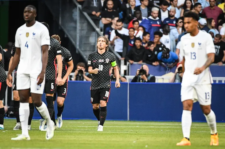 Pogledajte trenutak kada je Modrić &scaron;okirao i u&scaron;utkao tisuće nabrijanih Francuza. Vratar Tricolora nije imao &scaron;anse