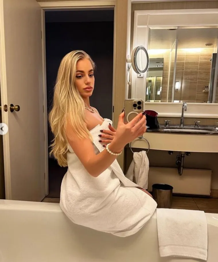 Najljep&scaron;a nogometa&scaron;ica do&scaron;la na odmor u Hrvatsku, pozirala u bikiniju i ostavila sve bez daha: 'Avion'