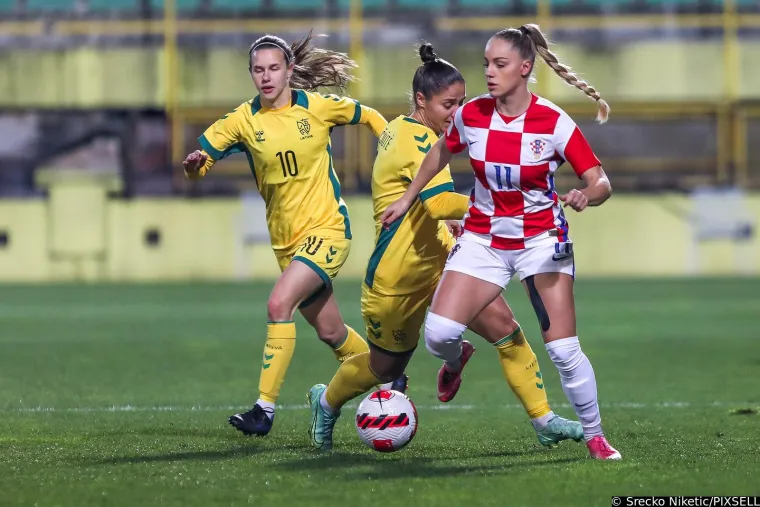 Najljep&scaron;a nogometa&scaron;ica do&scaron;la na odmor u Hrvatsku, pozirala u bikiniju i ostavila sve bez daha: 'Avion'