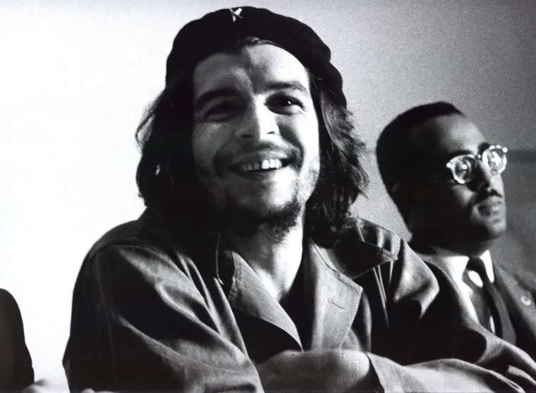 Iako se njegovo ime većinom veže za revoluciju na Kubi i prijateljstvo s Fidelom Castrom, Che Guevara nije bio Kubanac. Rođen je u Argentini, u obitelji irsko-baskijskih imigranata. Ernesto Che Guevara mu nije bilo pravo ime, nego Ernesto Lynch. Nije potekao iz siromašne radničke obitelji kao Fidel Castro, njegovi roditelji bili su prilično imućni. Njegova dobrostojeća argentinska obitelji je imala lijeva politička uvjerenja, ali ne i revolucionarne inklinacije.