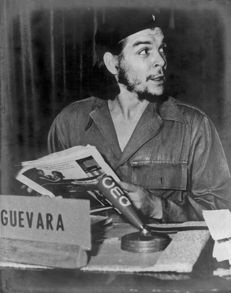Guevara je putovanjem Latinskom Amerikom te iskustvom u Gvatemali shvatio kako sloboda u pravom smislu riječi ne postoji, nego samo eksploatirana radna snaga koja radi za određene zemlje i njihove ciljeve. Stoga je jedan od njegovih ciljeva bio sprječavanje stvaranja najamnih radnika koji su podčinjeni općem mišljenju. Za to je potrebno stvoriti novog čovjeka za kojega će rad biti nagrada te koji će se moći solidarizirati s patnjama ugnjetavanih ljudi diljem svijeta. Prema njegovu shvaćanju, pomoću rada se izgrađuje novi čovjek koji mora izgraditi svoje osobno djelo, u protivnom postaje sramni plaćenik ili propada. Propagirao je organiziranje dobrovoljnog rada. Che nije želio da čovjek svakodnevno umire tijekom osam sati kada se nalazi u ulozi roba, nego da ima aktivnu društvenu ulogu te da ima osjećaj obaveze pomaganja široj zajednici putem volontiranja i javnih radova. 