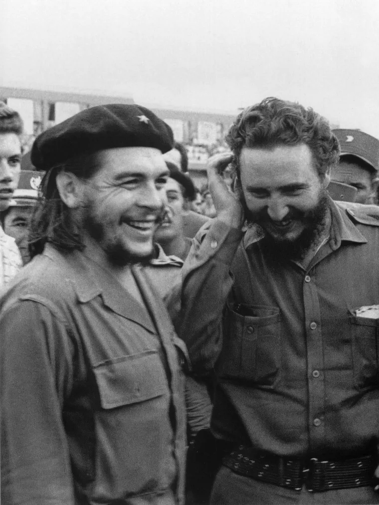 Fidel Castro u knjizi Biografija u dva glasa je napisao kako im je Guevara stvorio probleme kada je na policijsko pitanje je li komunista, odgovorio: &quot;Da, komunist sam.“ Taj Guevarin ispad, Castro interpretira kao taktičku pogrešku, učinjenu pod utjecajem epike komunističke literature. Castro oštro odbacuje tezu da je Guevara bio trockist te je rekao kako nikad nije čuo da priča o Trockome. Fidel ga definira kao lenjinista koji je oštro kritizirao Staljinov kult ličnosti, a branio Marxa i Lenjina.