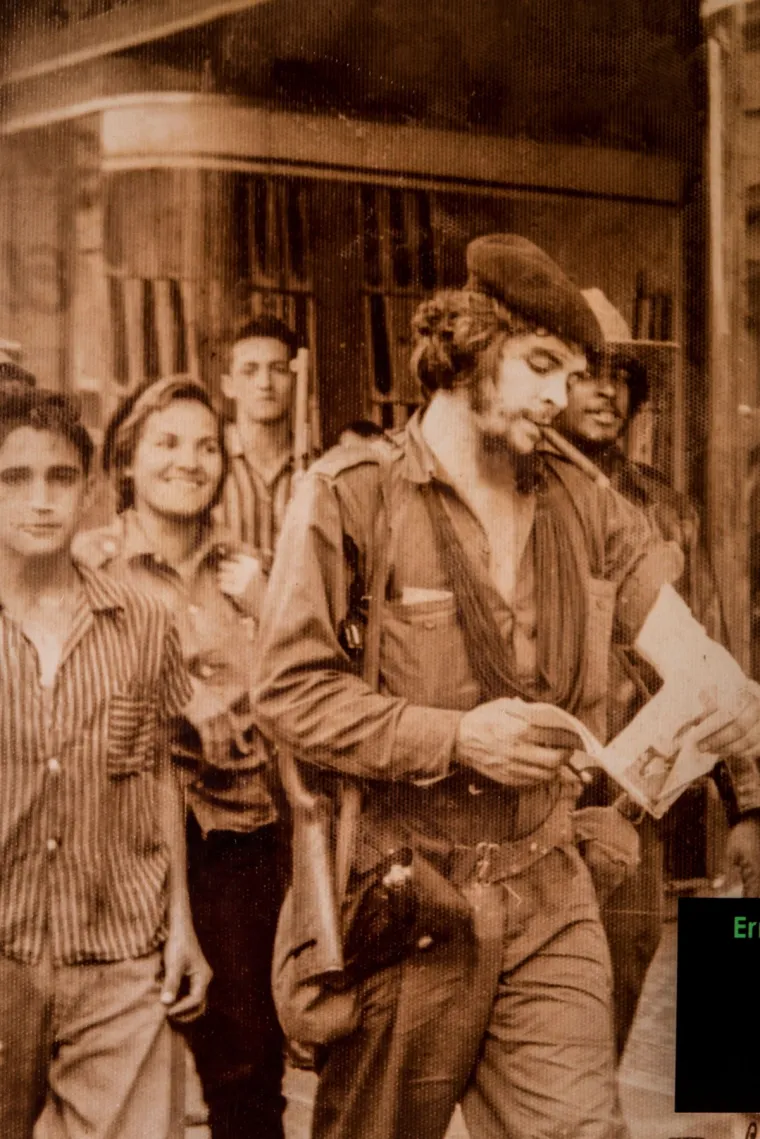 Sovjeti su bez konzultacija s Kubancima odlučili povući rakete. Che je to smatrao velikom uvredom za kubanske vlasti, dok je Fidel problemu pristupio drugačije, znajući kako su Sovjeti Kubi itekako potrebni. Postoje teze prema kojima je Che zahtijevao ispaljivanje nuklearnih raketa prema SAD-u te početak nuklearnog rata. Unatoč početku razvoja tenzija u odnosu prema Che Guevari i njegovom odnosu prema Sovjetskom Savezu Fidel oti&scaron;ao je u prvi posjet SSSR-u.