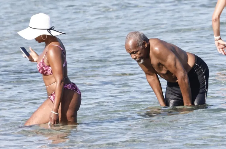 Žene, čekajte onoga koji će vas gledati onako kako Danny Glover gleda svoju suprugu dok mu baca poze u plićaku