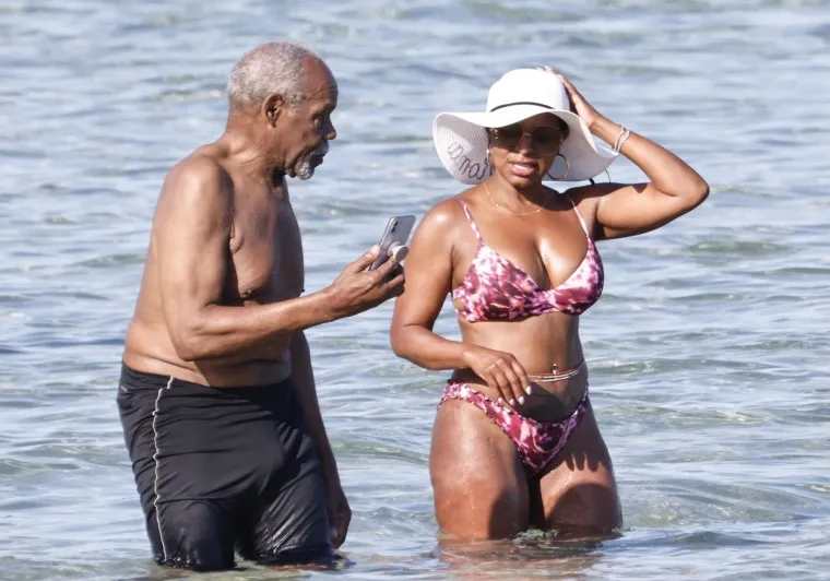 Žene, čekajte onoga koji će vas gledati onako kako Danny Glover gleda svoju suprugu dok mu baca poze u plićaku