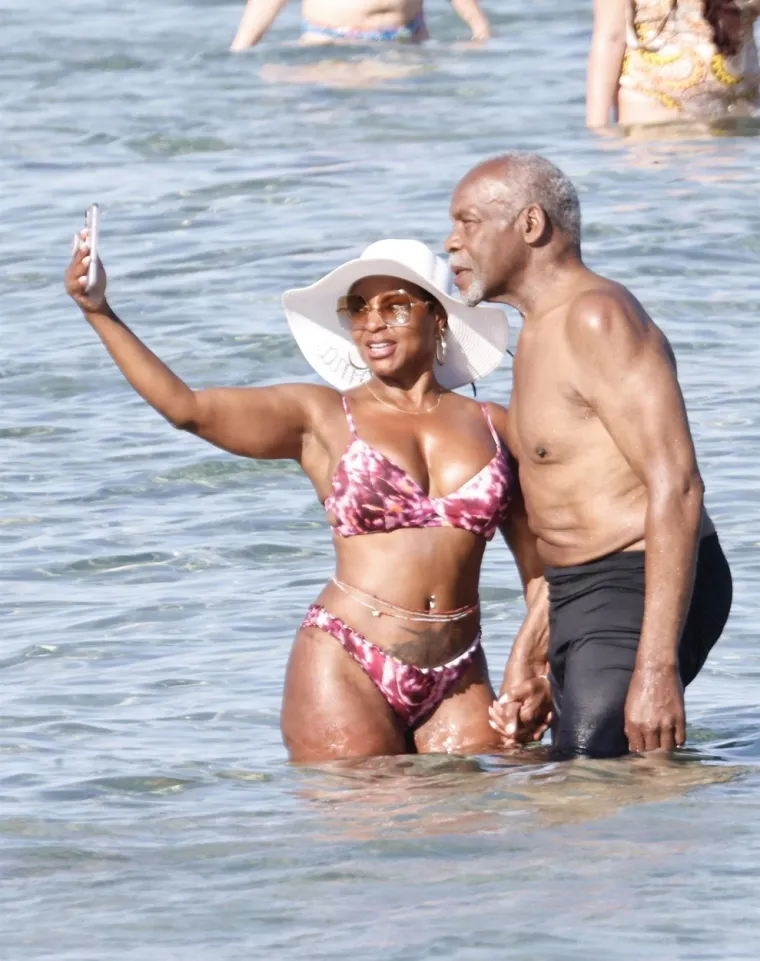 Žene, čekajte onoga koji će vas gledati onako kako Danny Glover gleda svoju suprugu dok mu baca poze u plićaku