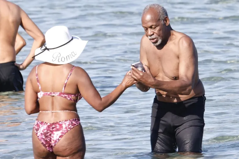 Žene, čekajte onoga koji će vas gledati onako kako Danny Glover gleda svoju suprugu dok mu baca poze u plićaku