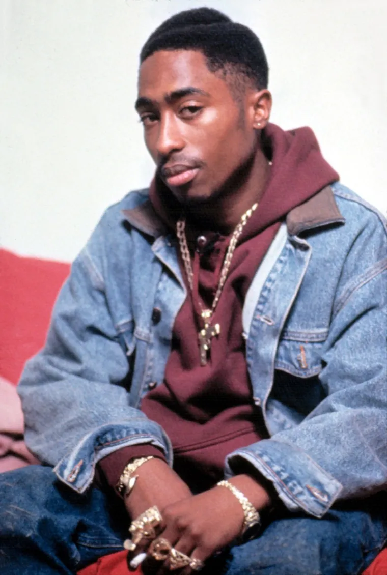 Tupac je rođen 16. lipnja 1971. u Harlemu, New York. Njegova majka Afeni sama je odgajala dvoje djece. Obitelj se često selila u domove, ponekad boraveći u skloništima. Preselili su se u Baltimore, gdje je Tupac upisao prestižnu umjetničku školu u kojoj se osjećao &quot;najslobodnije što se ikada osjećao&quot;.
