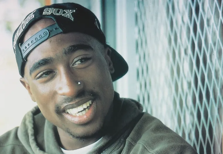 Tupacova majka, Alice Faye Williams, bila je kći sobarice iz Sjeverne Karoline i napustila je srednju školu. Zatrudnjela je s Tupacom 1970. dok je bila optužena za urotu radi pokretanja rasnog rata. Afeni je sljedeće godine oslobođena optužbi nakon što se uspješno branila na sudu. 