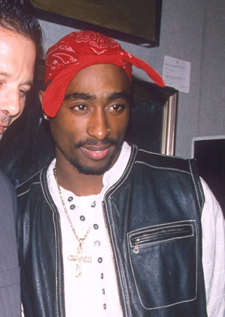 Promijenila je ime u Afeni Shakur nakon što se aktivno uključila u stranku Black Panther. Afeni je umrla u svibnju 2016. u 69. godini. Tupacov otac, Billy Garland, također je bio u stranci, ali je izgubio kontakt s Afenijem kada je Tupac imao pet godina. Reper je oca vidio tek 23 godine kasnije. &quot;Mislio sam da je moj otac mrtav cijeli moj život&quot;, rekao je piscu Kevinu Powellu tijekom intervjua za časopis Vibe 1996. &quot;Osjećao sam da trebam tatu da mi pokaže užad, a ja ga nisam imao.&quot; Afeni je dvije godine nakon Tupaca rodila kćer Sekiyu. Međutim, ni Sekijin otac, Mutulu Shakur, nije ostao.