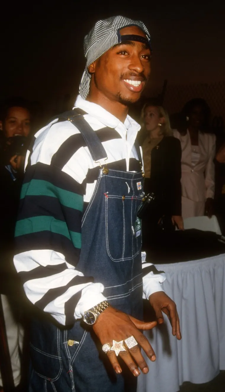 Tupacov kvart Baltimore bio je pun kriminala, pa se obitelj preselila u Marin City u Kaliforniji. Ispostavilo se da je to bio &quot;mali geto&quot;, prema opsežnom posthumnom prilogu Roberta Sama Anisona o Tupacu za Vanity Fair 1997. Afeni je u Marin Cityju podlegla ovisnosti o kreku - drogi koju bi prodavao njezin sin Tupac s iste ulice gdje je njegova majka kupila zalihe.