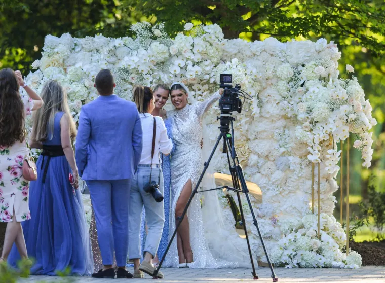 Bivša Luke Jovića imala je istu vjenčanicu kao Dina Dragija, novopečena supruga Tina Jedvaja: Na njihovu vjenčanju pojavile su se i Mamićeve kćeri
