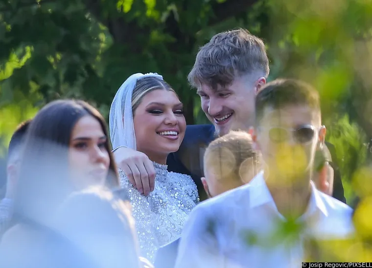 Biv&scaron;a Luke Jovića imala je istu vjenčanicu kao Dina Dragija, novopečena supruga Tina Jedvaja: Na njihovu vjenčanju pojavile su se i Mamićeve kćeri