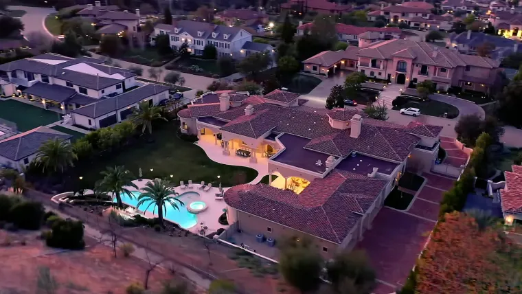 Britney Spears je upravo kupila ovu kuću u Calabasasu u Kaliforniji za 11,8 milijuna dolara. Sa 11.649 četvornih metara stambenog prostora, ima šest spavaćih soba i devet kupaonica.
