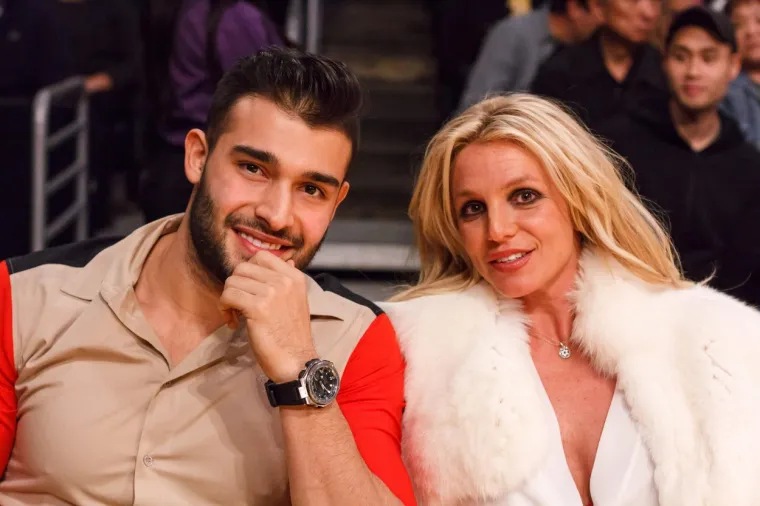 Pjevačica Britney Spears udala se za Sama Asgharija s kojim je izlazila od 2016. nakon što su se upoznali na snimanju njezina spota. 
