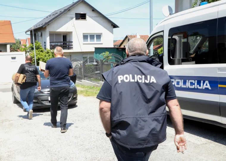 Pogledajte kako je izgledao pretres kuće i automobila uhićenog Dumbovića: 'Pao' biv&scaron;i gradonačelnik Petrinje