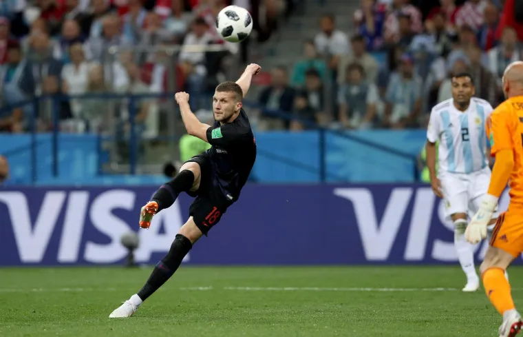 Prvi veliki skalp koji su Modrić i društvo ugrabili u crnim dresovima jest ona protiv Messijeve Argentine. Hrvatska je u prvom kolu pobijedila Nigeriju, a južnoamerička supersila je iznenađujuće remizirala protiv Islanda. Vatreni su se potajno nadali iznenađenju u srazu protiv dvostrukih prvaka svijeta no ono što se tog dana dogodilo nitko nije ni sanjao. Prvo je Rebić spektakularnim volejem načeo Argentince, potom je Modrić prekrasno pogodio za 2:0, a točku na i u spektakularnoj predstavi naše reprezentacije stavio je Ivan Rakitić. 