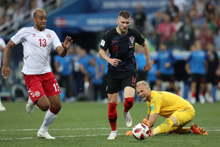 Ako je pobjeda protiv Argentine dala nadu Hrvatskoj da može otići daleko, utakmica osmine finala protiv Danske je bila presudna da se taj zanos nastavi. Danci su nas šokirali praktički u prvom napadu, ali kako su ga primili tako su ga Vatreni i dali. Nakon jednog odbijanca u kaznenom prostoru Skandinavaca najbolje se snašao Mario Mandžukić. Rezultatom koji je postavljen u prvih pet minuta otišlo se u dramu produžetaka gdje su Vatreni imali priliku riješiti dvoboj. Ante Rebić je pobjegao pred sam kraj drugog produžetka danskoj obrani koja ga ruši u kaznenom prostoru. Luka Modrić je pucao penal no Schmeichel je obranio taj udarac. Ipak u lutriji jedanaesteraca Vatreni su pokazali mirnoću, a Subašić je dokazao da je pravi majstor obranivši tri penala Dancima.