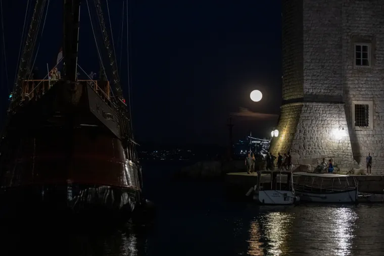 &apos;Supermjesec jagode&apos; zasjao iznad Dubrovnika