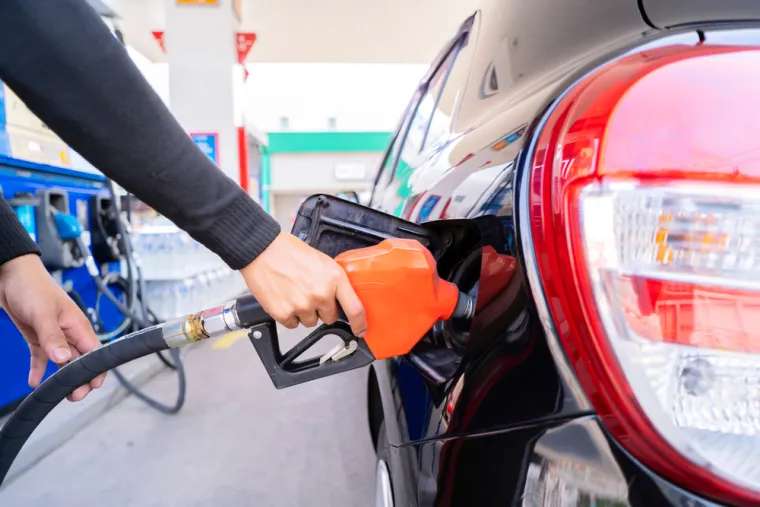 Vozači koji uključe AC (klimu) koristit će snagu motora u dizelskim i benzinskim automobilima te bateriju u električnim vozilima. Sustav obično radi tako da uzima vanjski zrak, a zatim ga grije ili hladi.
