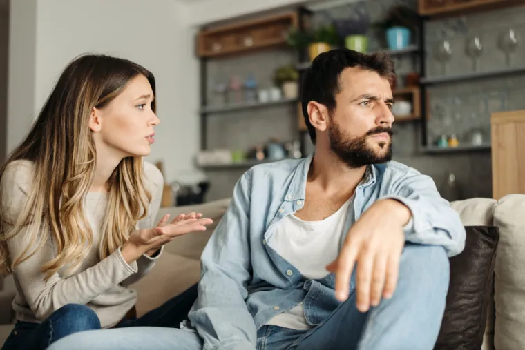 Nije svaka svađa loša: I kako je sve to povezano s time hoćete li se razvesti ili ne? Zbog toga jer su sistem kodiranja i jednadžba povezani. Kako objašnjava matematičarka Hannah Fry, sve ovisi o zadnjim dijelovima jednadžbe, tj. o muževljevom utjecaju i muževljevoj reakciji. Radi se o pozitivnim i negativnim reakcijama koje se stavljaju u grafikon, a ako dosegnu određeni prag – vezi bi mogao biti kraj.