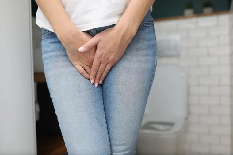 Stisnete kada kišete: Posljednji savjet dr. Irwin je da &apos;stisnete kada kišete&apos;. Neke žene mogu malo procuriti kada kišu, ili kašlju, smiju se, trče ili podignu nešto teško. Ovo je poznato kao stresna inkontinencija i javlja se kada postoji dodatni pritisak u predjelu trbuha, a mišići dna karlice nisu dovoljno jaki da zadrže urin. Da bi se to spriječilo, trik je u održavanju mišića dna karlice jakim.