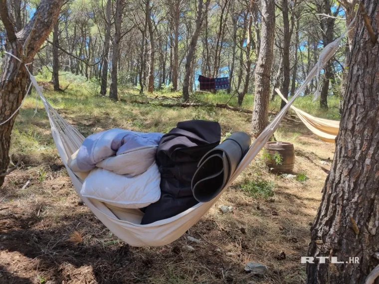 Ekipa RTL-a posjetila otok Jaz na kojem živi &scaron;vedska manekenka: Pogledajte koga i &scaron;to su prona&scaron;li