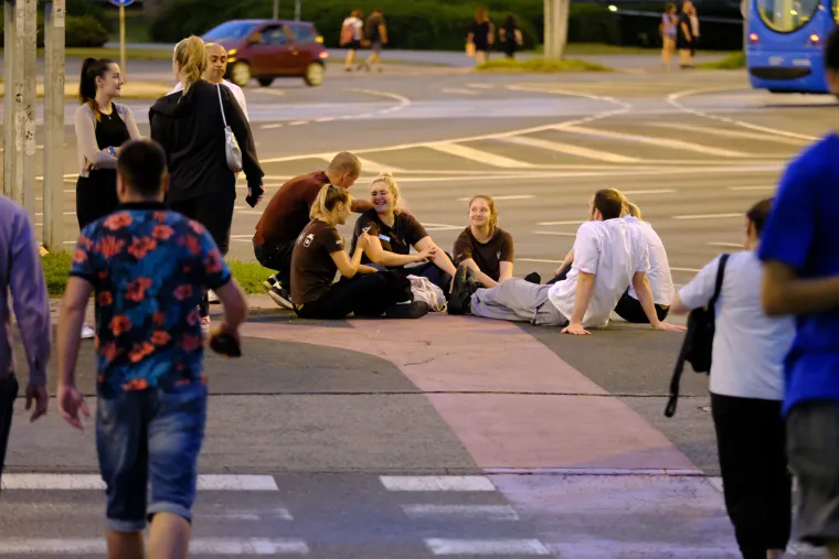 Zbog dojave o bombi evakuiran zagrebački trgovački centar. Pogledajte prizore iz Avenue Malla