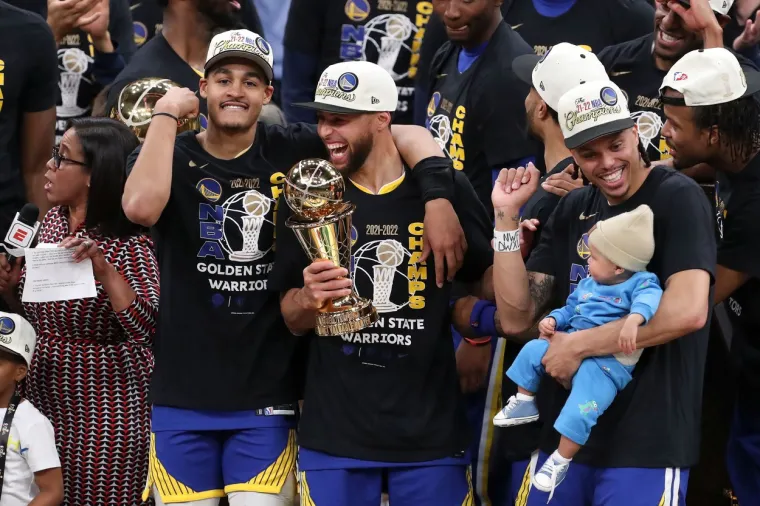 Kod Warriorsa je Andrew Wiggins postigao 18 poena, Jordan Poole dodao je 15, a Klay Thompson 12. Draymond Green je pridonio s 12 koševa, 12 skokova i osam asistencija za Warriorse, koji su pobijedili unatoč šutu od 41,3 posto iz igre.

Jaylen Brown postigao je 34 poena, a Al Horford je dodao 19 poena i 14 skokova za Celticse, koji su nastupili u svom prvom NBA finalu od 2010. Boston je posljednji put osvojio prvenstvo 2008. godine.

Zvijezda Celticsa Jayson Tatum ostao je na samo 13 poena uz šut 6 od 18.