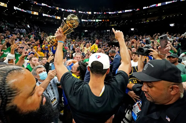 Spektakularne scene u Bostonu: Warriorsi iskoristili meč loptu i odnijeli titulu, Curry prvo ime finala