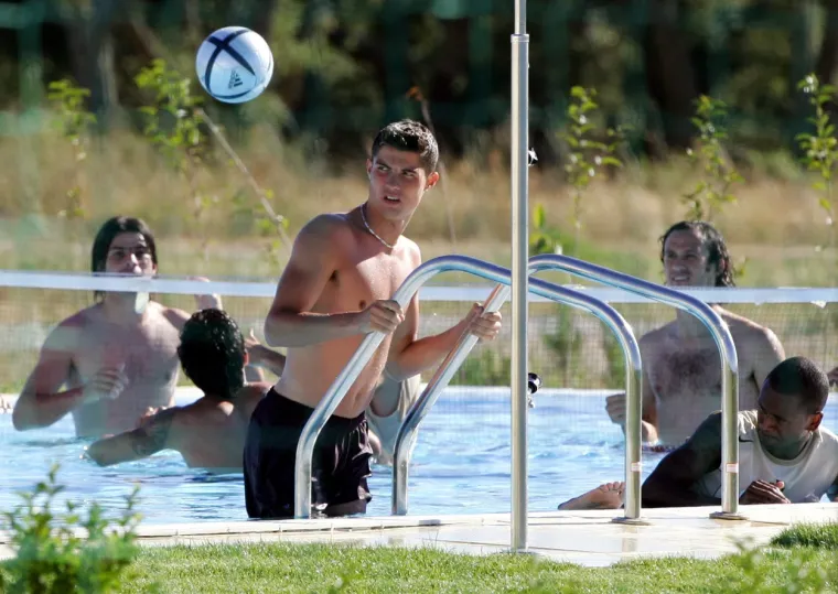 Koristi najsuvremenije uređaje za praćenje zdravstvenih parametara tijekom treninga, &scaron;to mu omogućuje precizno prilagođavanje intenziteta i optimizaciju rezultata.