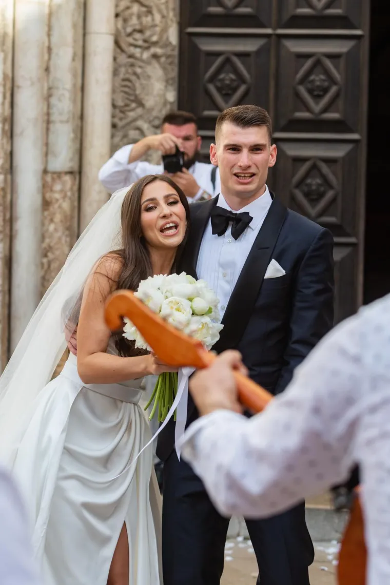 Dominik Livaković i Helena Matić izrekli sudbonosno 'da': Skupila se elita, mladenka blistala u vjenčanici s dubokim prorezom