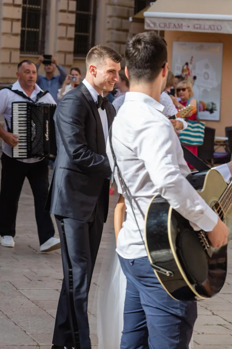 Dominik Livaković i Helena Matić izrekli sudbonosno 'da': Skupila se elita, mladenka blistala u vjenčanici s dubokim prorezom