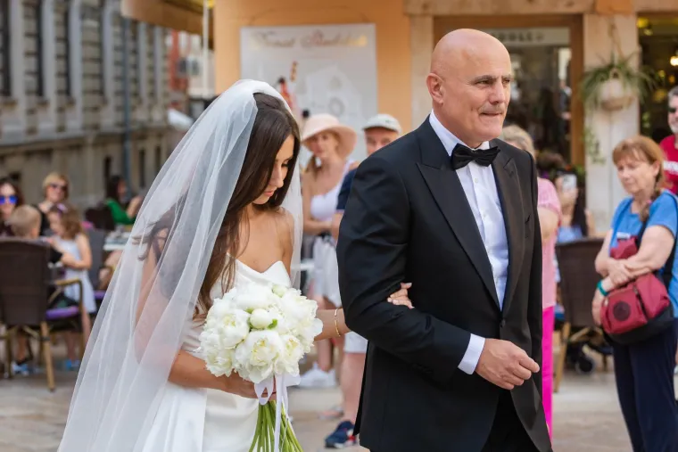 Dominik Livaković i Helena Matić izrekli sudbonosno 'da': Skupila se elita, mladenka blistala u vjenčanici s dubokim prorezom