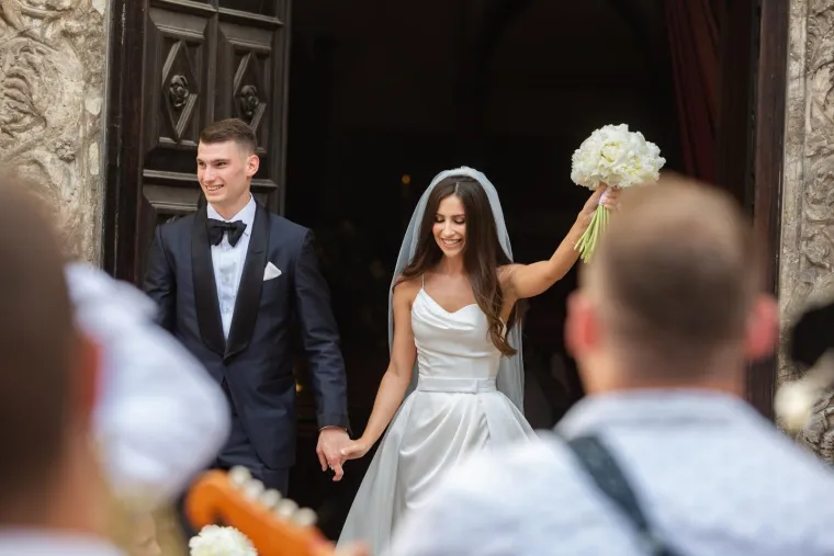 Dominik Livaković i Helena Matić izrekli sudbonosno 'da': Skupila se elita, mladenka blistala u vjenčanici s dubokim prorezom